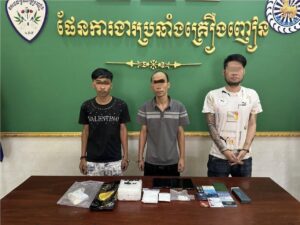 នគរបាល​ខេត្ត​ស្វាយរៀង​ ឃាត់​ខ្លួន​ជនសង្ស័យវៀតណាម ២នាក់ ខ្មែរ ១នាក់ រួមនិងវត្ថុតាងជាង ១គីឡូក្រាម បញ្ជូនទៅសាលាដំបូងខេត្តចាត់ការតាមផ្លូវច្បាប់